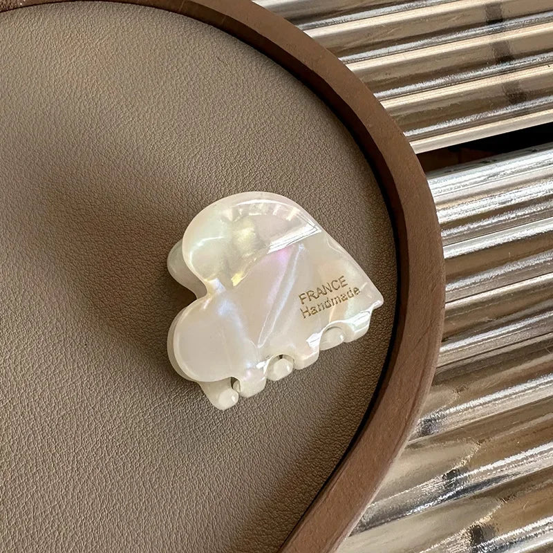 Small 3.5 cm heart-shaped hair claw clips for girls and women, cute and practical hair accessories.