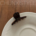Small 3.5 cm heart-shaped hair claw clips for girls and women, cute and practical hair accessories.