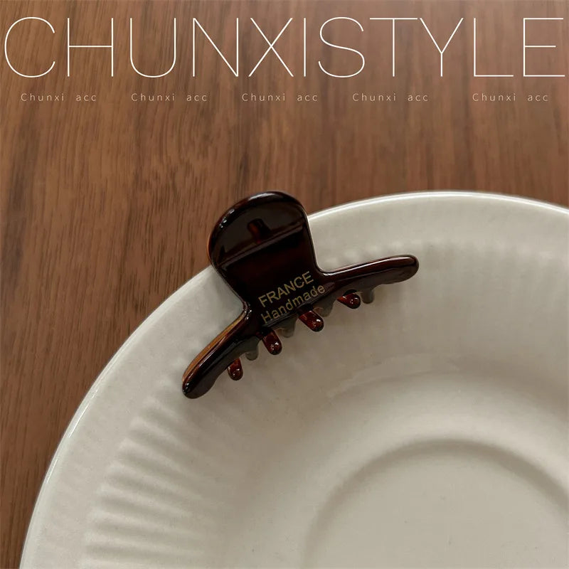 Small 3.5 cm heart-shaped hair claw clips for girls and women, cute and practical hair accessories.