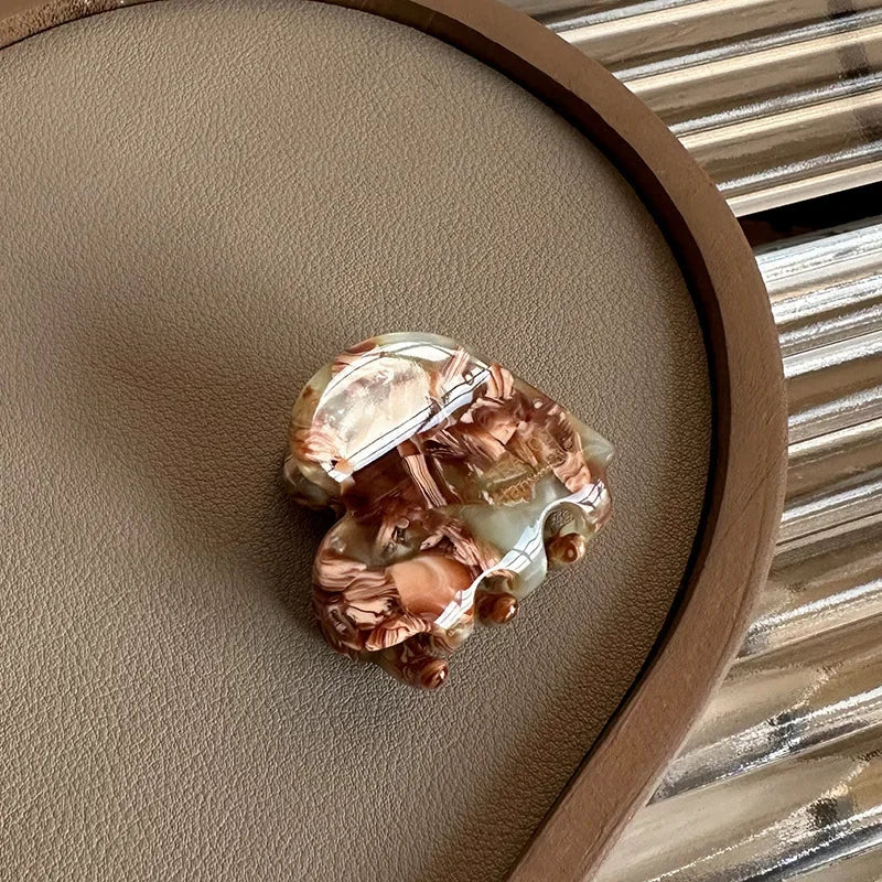 Small 3.5 cm heart-shaped hair claw clips for girls and women, cute and practical hair accessories.