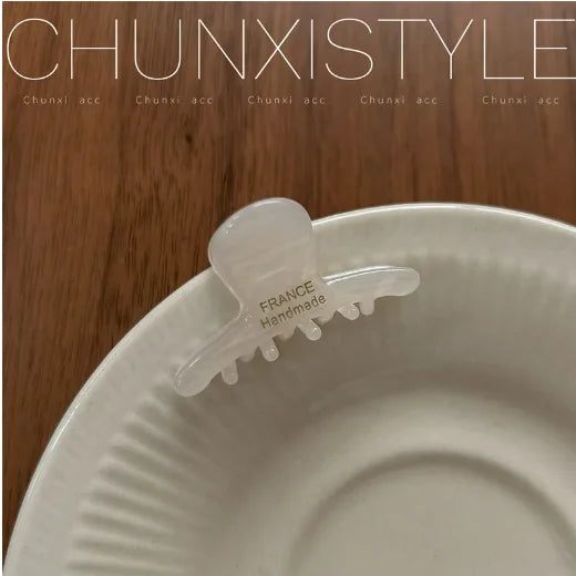 Small 3.5 cm heart-shaped hair claw clips for girls and women, cute and practical hair accessories.