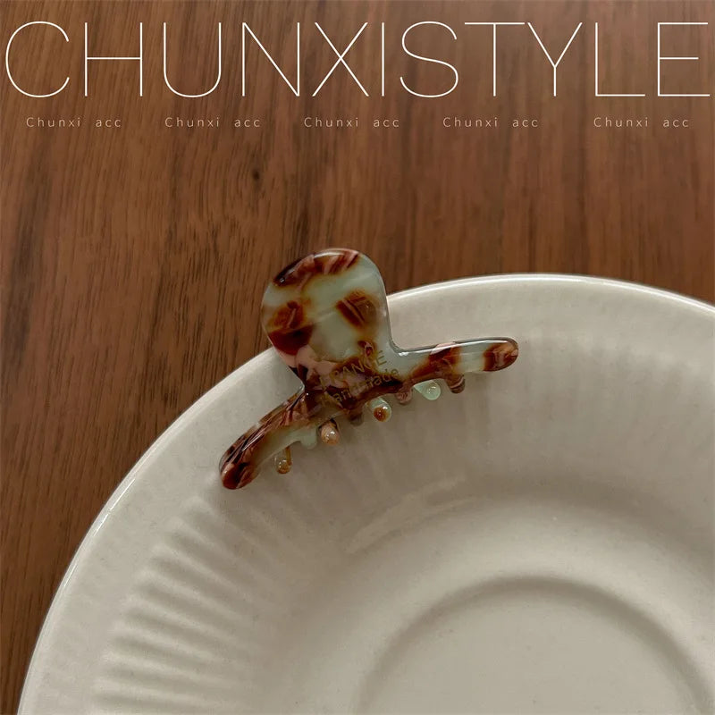 Small 3.5 cm heart-shaped hair claw clips for girls and women, cute and practical hair accessories.