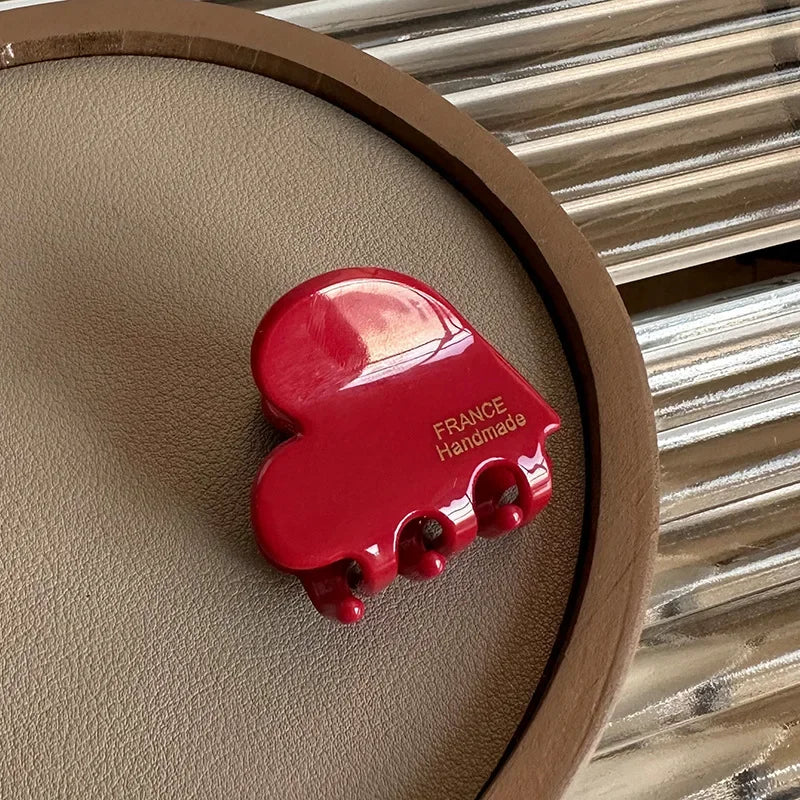 Small 3.5 cm heart-shaped hair claw clips for girls and women, cute and practical hair accessories.