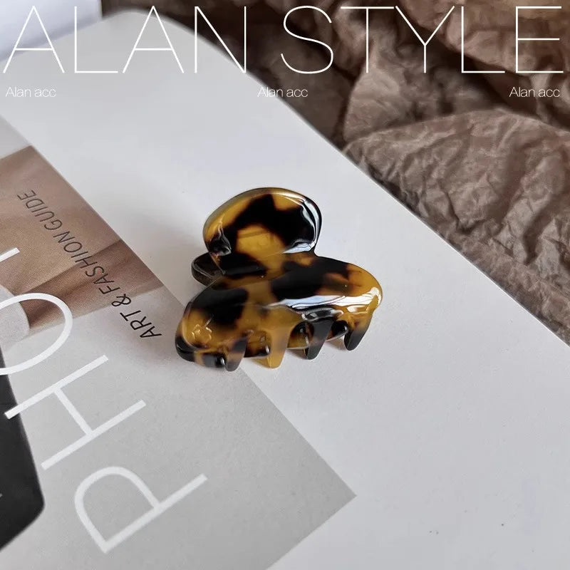 Small 3.5 cm heart-shaped hair claw clips for girls and women, cute and practical hair accessories.