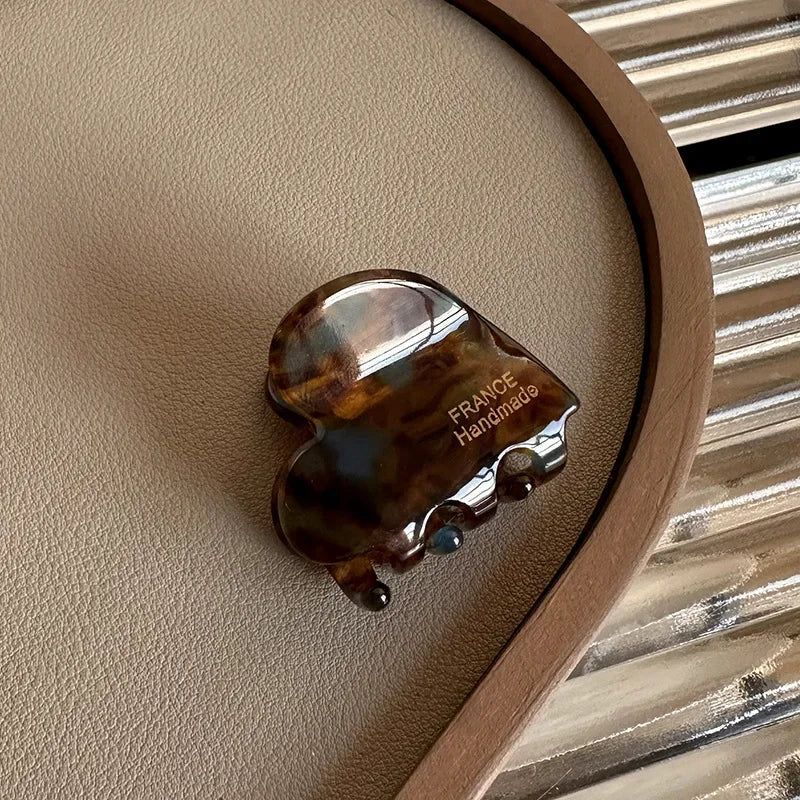 Small 3.5 cm heart-shaped hair claw clips for girls and women, cute and practical hair accessories.