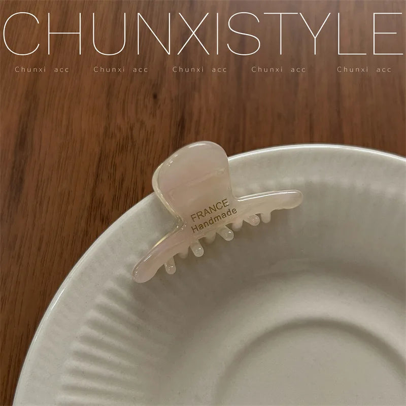 Small 3.5 cm heart-shaped hair claw clips for girls and women, cute and practical hair accessories.