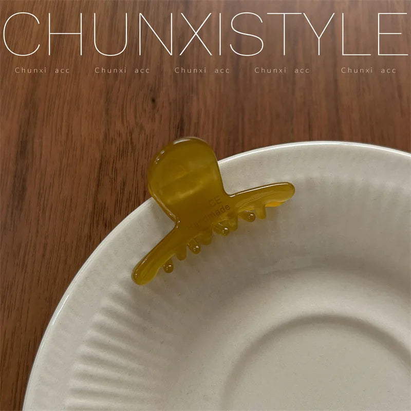 Small 3.5 cm heart-shaped hair claw clips for girls and women, cute and practical hair accessories.