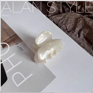 Small 3.5 cm heart-shaped hair claw clips for girls and women, cute and practical hair accessories.