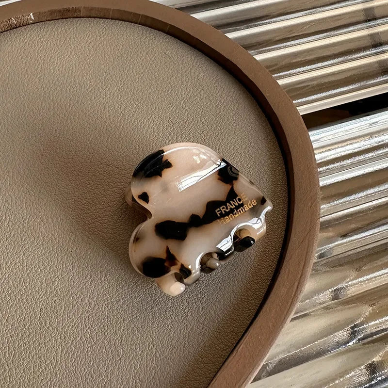 Small 3.5 cm heart-shaped hair claw clips for girls and women, cute and practical hair accessories.