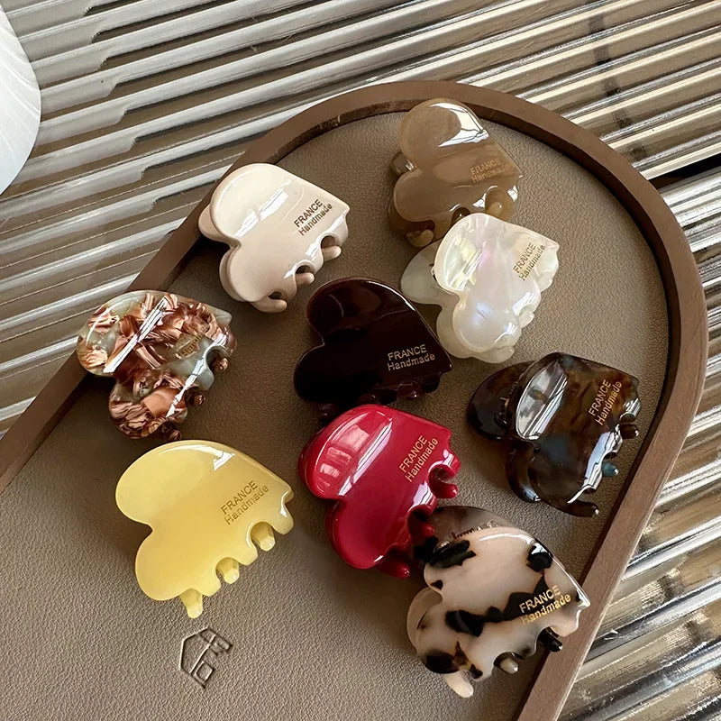 Small 3.5 cm heart-shaped hair claw clips for girls and women, cute and practical hair accessories.