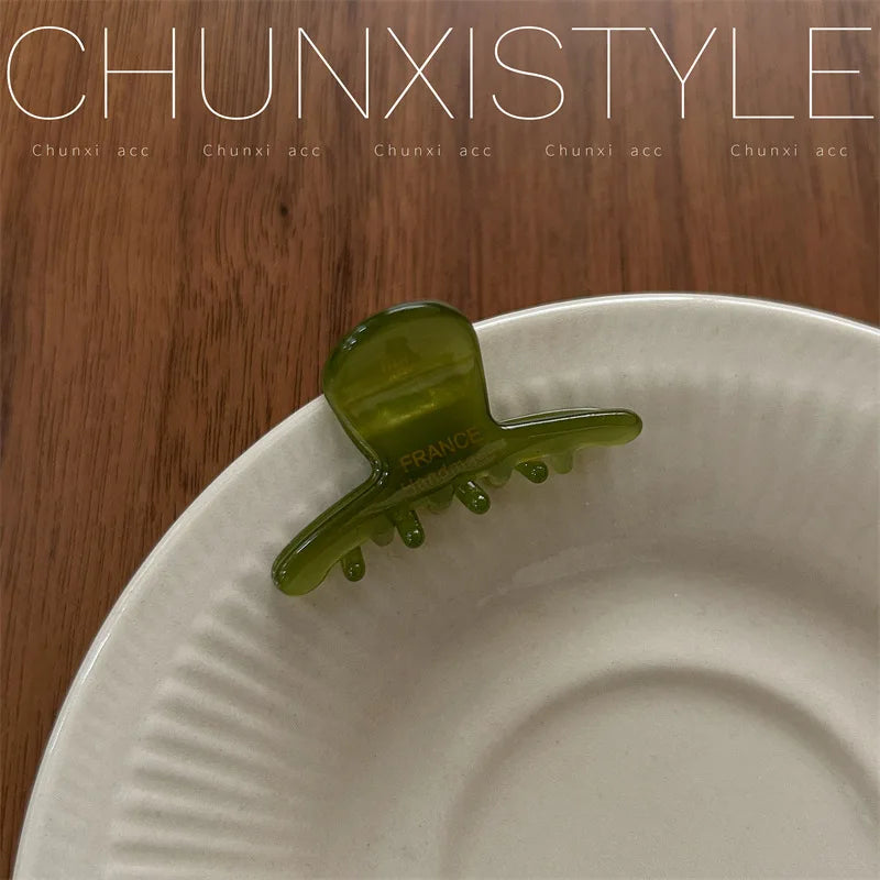 Small 3.5 cm heart-shaped hair claw clips for girls and women, cute and practical hair accessories.