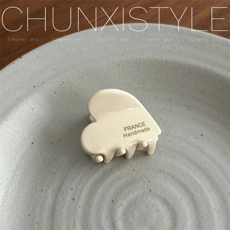 Small 3.5 cm heart-shaped hair claw clips for girls and women, cute and practical hair accessories.