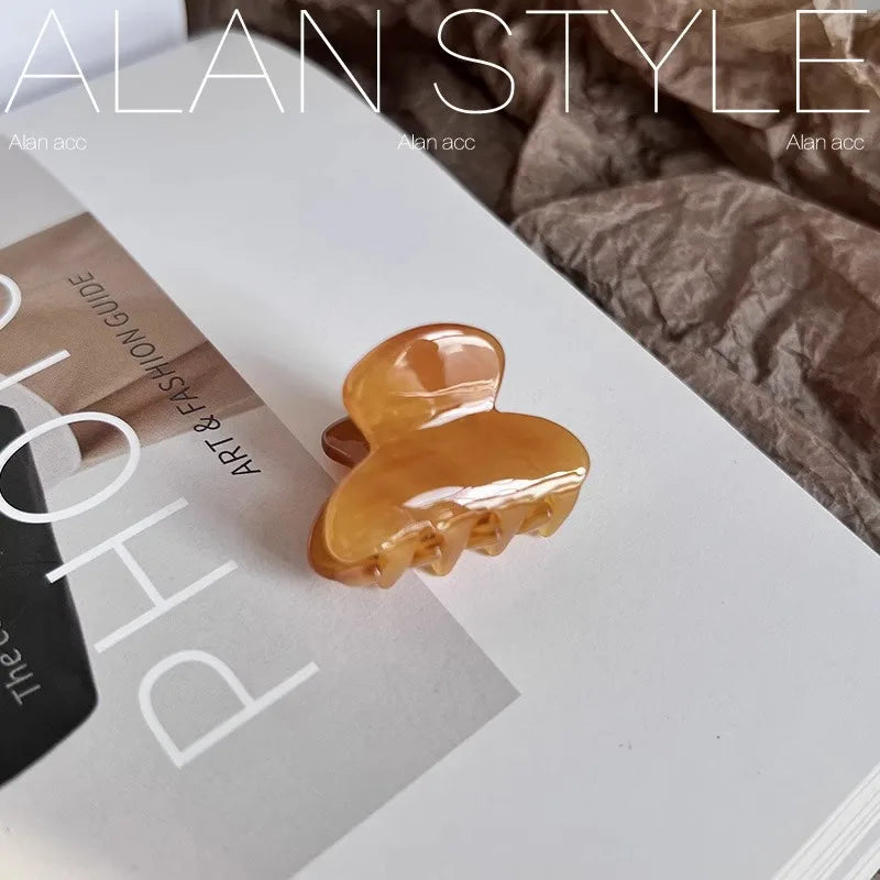 Small 3.5 cm heart-shaped hair claw clips for girls and women, cute and practical hair accessories.