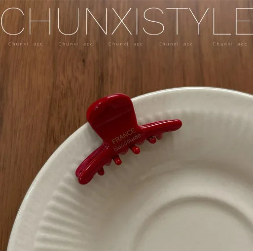 Small 3.5 cm heart-shaped hair claw clips for girls and women, cute and practical hair accessories.