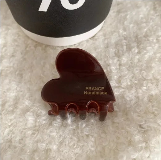 Small 3.5 cm heart-shaped hair claw clips for girls and women, cute and practical hair accessories.