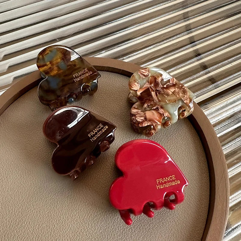 Small 3.5 cm heart-shaped hair claw clips for girls and women, cute and practical hair accessories.