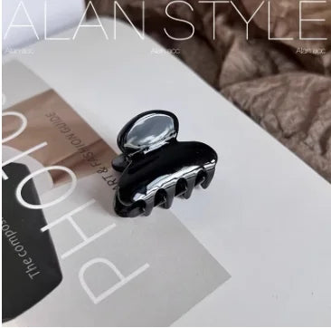 Small 3.5 cm heart-shaped hair claw clips for girls and women, cute and practical hair accessories.