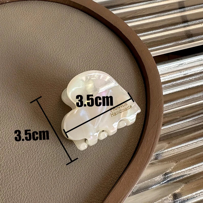 Small 3.5 cm heart-shaped hair claw clips for girls and women, cute and practical hair accessories.