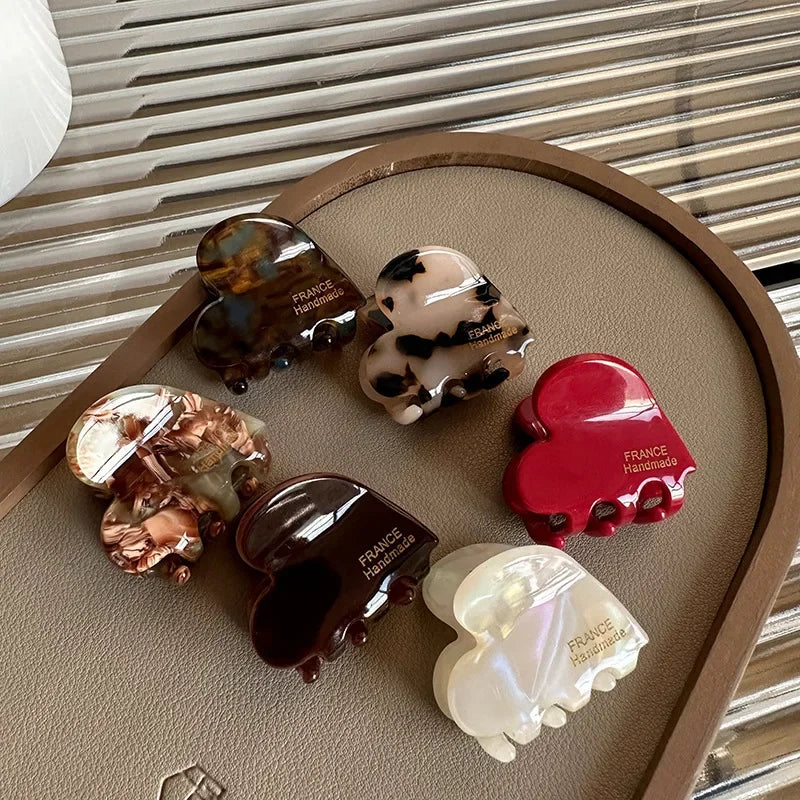 Small 3.5 cm heart-shaped hair claw clips for girls and women, cute and practical hair accessories.