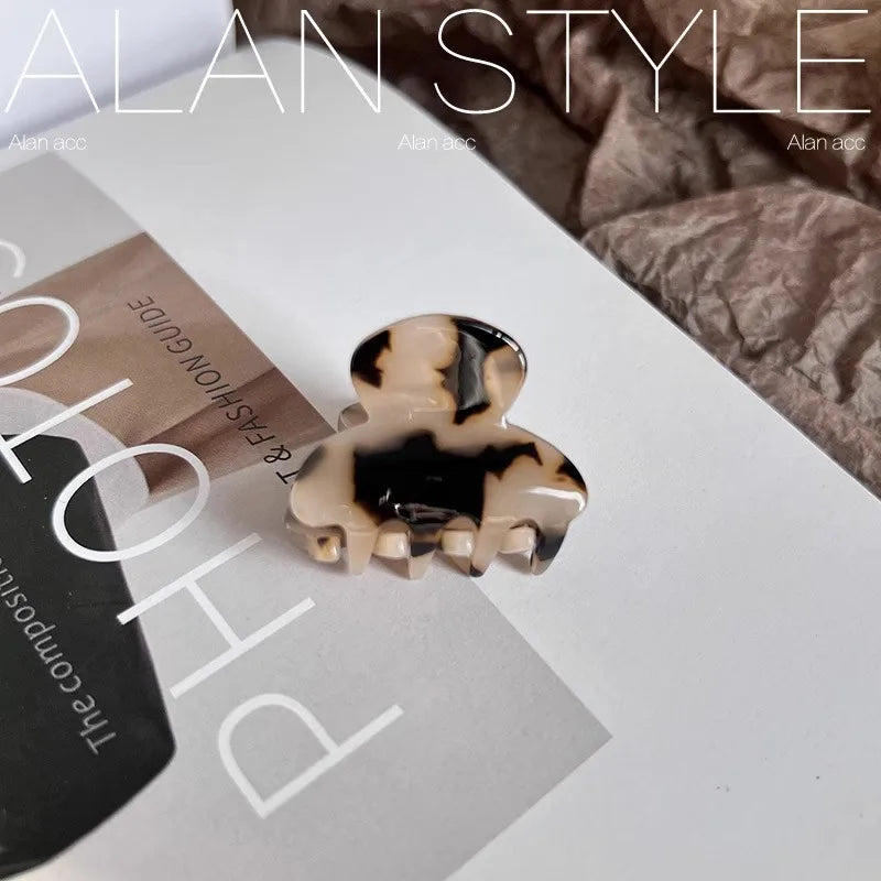 Small 3.5 cm heart-shaped hair claw clips for girls and women, cute and practical hair accessories.